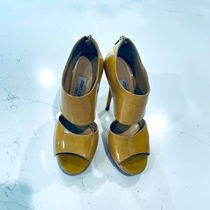 Beautiful and comfortable heels that go with everything. Color is Natural